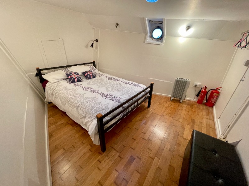 
								United Kingdom The London and Rochester Trading Barge Company Houseboat Conversion GBP full									